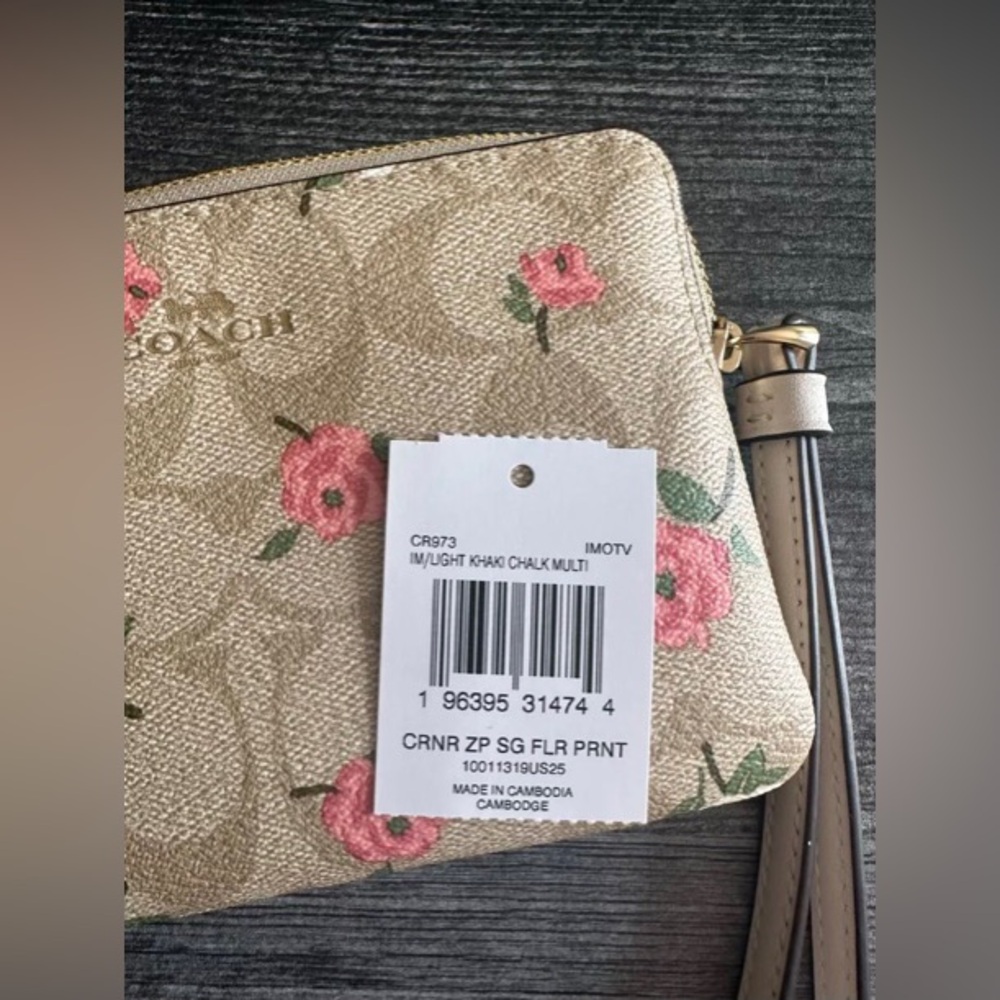 New! SOLDOUT COACH  Corner Zip Wristlet In Signature Canvas With Floral Print